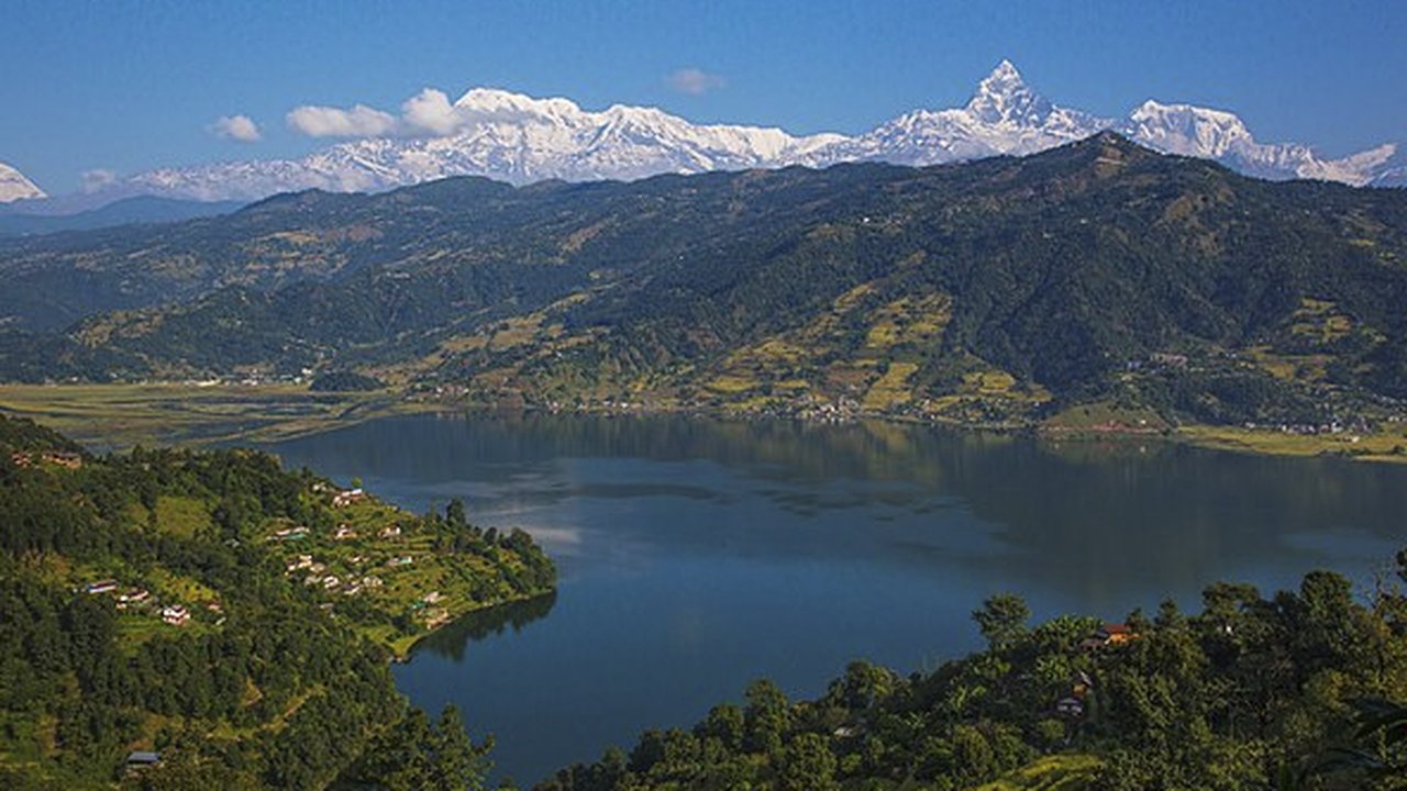 Phewa_lake,_Pokhara.jpeg